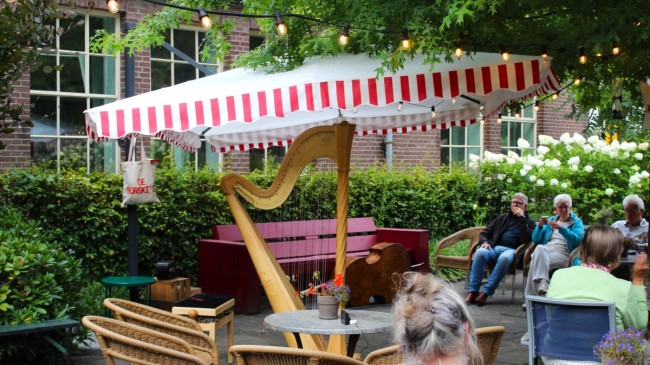 De gezellige binnenplaats van Akoesticum